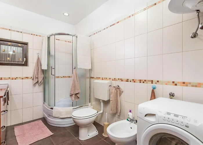 2 Bedroom Gorgeous In Сasa de vacaciones Veli Brgud